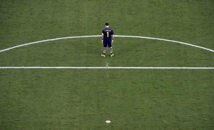 bombarderet. Den spanske målmand, Iker Casillas, kunne ikke stille meget op ved de tre scoringer, som Brasilien sendte ind bag ham i finalen ved mini-VM. 