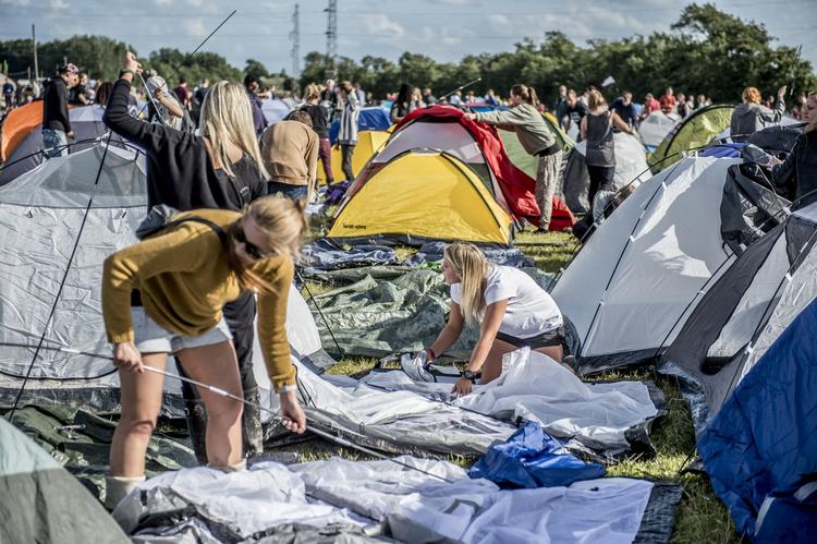 Festklar. Tusindvis af unge har allerede indtaget Dyrskuepladsen i Roskilde. Desværre har nogle haft svært ved at holde fingrene fra stoffer. For en god ordens skyld: Kvinden på billedet har ikke noget med sagen at gøre. 