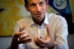 Overmod. Venstres gruppeformand, Kristian Jensen, mener, at det vil være overmodigt at spekulere i en borgerlig regerings sammensætning allerede nu. Og heller ikke politikken vil han være superkonkret på, for meget afhænger af udviklingen frem mod valget. 
