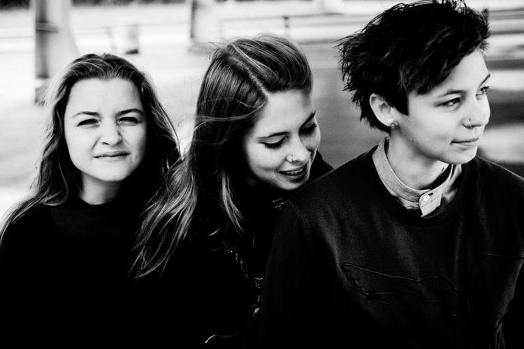 Unge. Trioen Baby In Vain imponerer på deres seneste udspil. På onsdag spiller de på Roskilde Festival. 