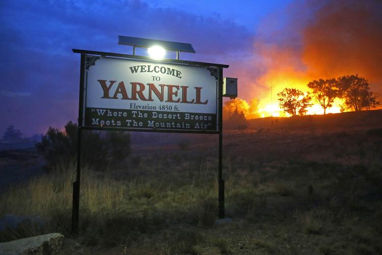 ILDSVÅDE. Flammerne ses uden for Yarnell i Arizona, hvor beboere i farezonen er blevet evakueret. 