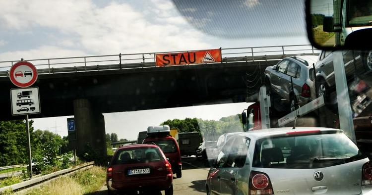 Bilferie. Det kan være en god idé at undersøge hvilke gebyre der er på Europas motorveje så man undgår bøder på bilferien. 