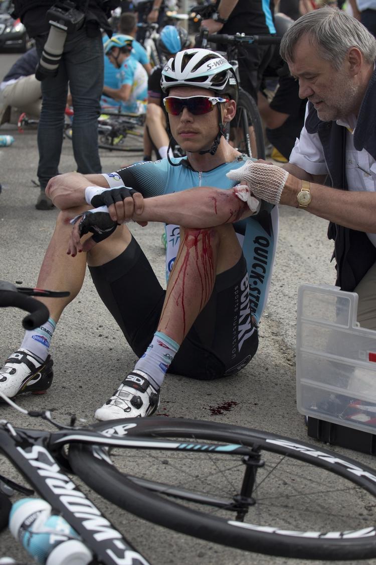 jernmand. Tony Martin bliver behandlet for sine skader umiddelbart efter styrtet på 1. etape af Touren. Det viste sig senere, at han havde pådraget sig en hjernerystelse og skader på lungerne. 