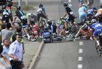 eftervirkninger. Alberto Contador (nummer 91) sidder på asfalten efter styrtet fire kilometer fra mål på første etape af Tour de France. 