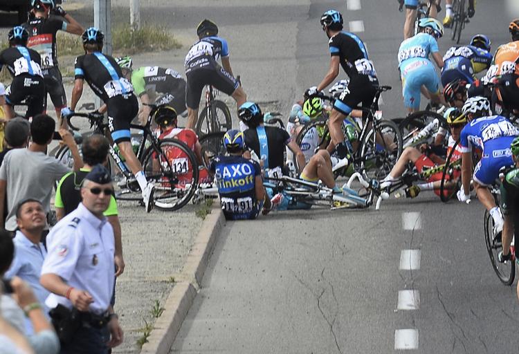 eftervirkninger. Alberto Contador (nummer 91) sidder på asfalten efter styrtet fire kilometer fra mål på første etape af Tour de France. 