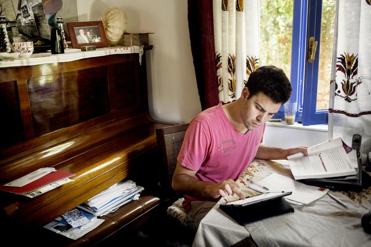 Ledighed. »Det er jo ikke sådan, at jeg er ved at dø af sult. Men psykologisk er det meget hårdt«, siger den arbejdsløse Iason Rousopoulos. 