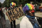 ramt. Demonstranter var på gaden i Spanien i torsdags, hvor ledige havde klædt sig ud som klovne. 'Konference om ledighed' står der på skiltet. 