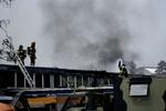 brand. Flammerne tog godt fat, da der blev sat ild til denne bygning i Frederikssund, hvor blandt andet medlemmer af rockerklubben Bandidos holdt til. 