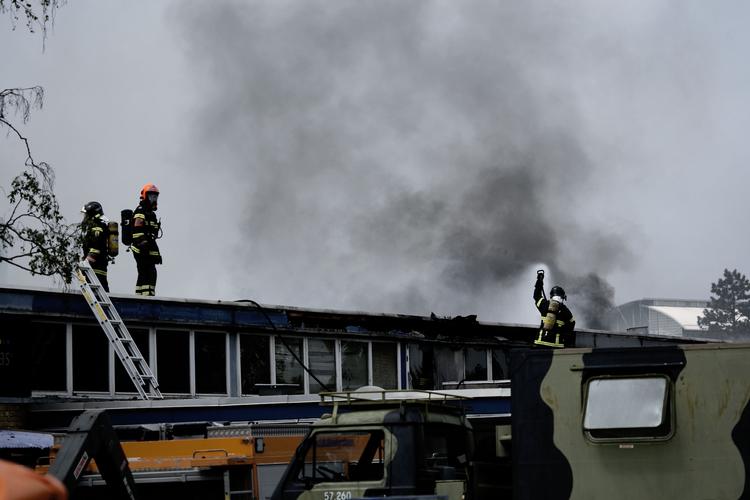 brand. Flammerne tog godt fat, da der blev sat ild til denne bygning i Frederikssund, hvor blandt andet medlemmer af rockerklubben Bandidos holdt til. 