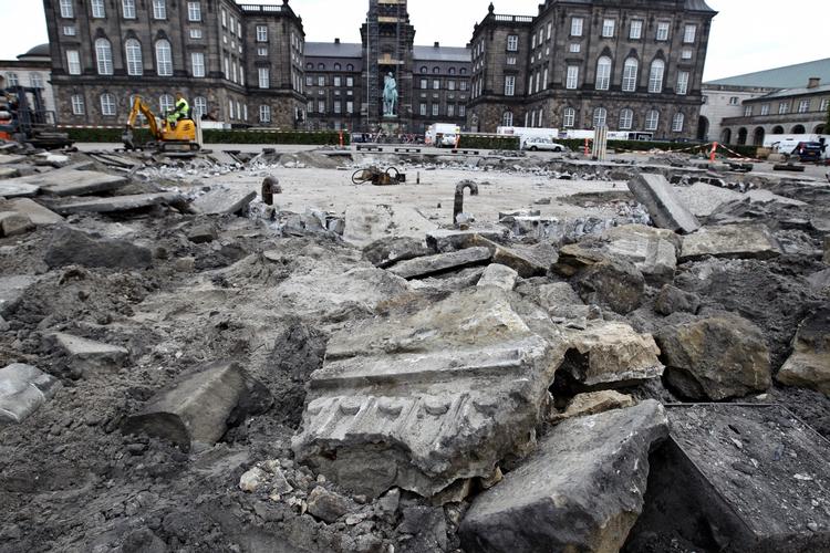 Farvel. En ny lov kræver, at heste fra 2016 får adgang til fri luft og motion på fold. Derfor vil Styrelsen for Slotte og Kulturejendomme i løbet af sommeren etablere hestefolde på Ridebanen på Christiansborg. 