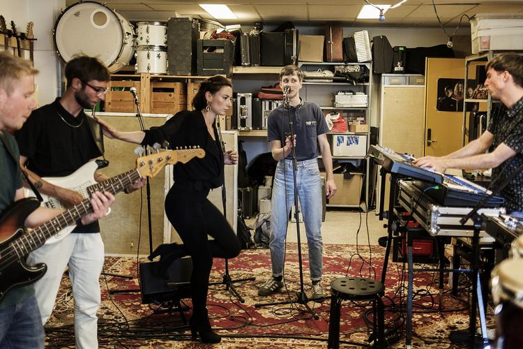 Bandet. Når Vinnie Who spiller live, er det et band, et fællesskab. Når Niels Bagge Hansen skriver sangene, er det ham, der er Vinnie Who, forklarer han. 