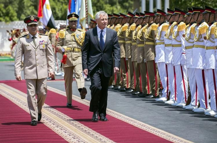FORSVAR. Her er den egyptiske forsvarschef fotograferet sammen med sin amerikanske kollega, Chuck Hagel. 