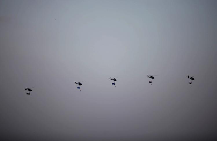URO. Helikoptere snurrer rundt over Kairo med det egyptiske flag. 