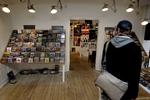 Optur. Det faldende pladesalg har længe set ud til at ville køre musikindustrien over, men nu præsenterer musikselskabet Universal sit første overskud siden årtusindsskiftet. 