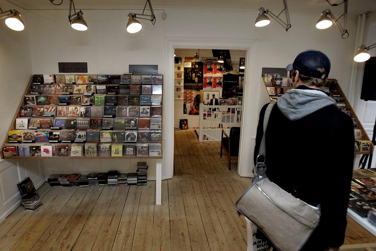 Optur. Det faldende pladesalg har længe set ud til at ville køre musikindustrien over, men nu præsenterer musikselskabet Universal sit første overskud siden årtusindsskiftet. 