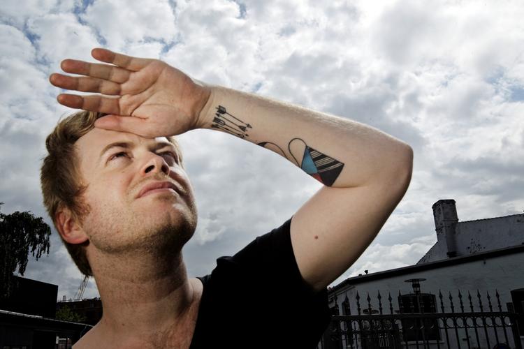 Roskildenavn. Christian Hjelm er klar til Odeon-scenen, hvor der er lagt op til syng med-fest torsdag aften. 