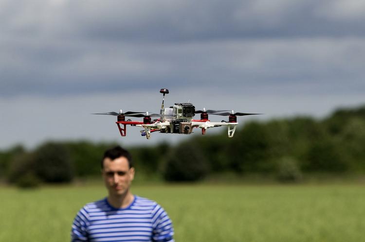 Dille. En drone kræver i modsætning til modelfly ikke konstant opmærksomhed, men kan lette, flyve og lande af sig selv, og ruten kan plottes ind på computer 