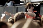 Hjælp. Det er svært at få frivillige til at lægge 32 arbejdstimer til gengæld for en festivalbillet, oplever foreninger og klubber på Roskilde Festival (arkivfoto) 