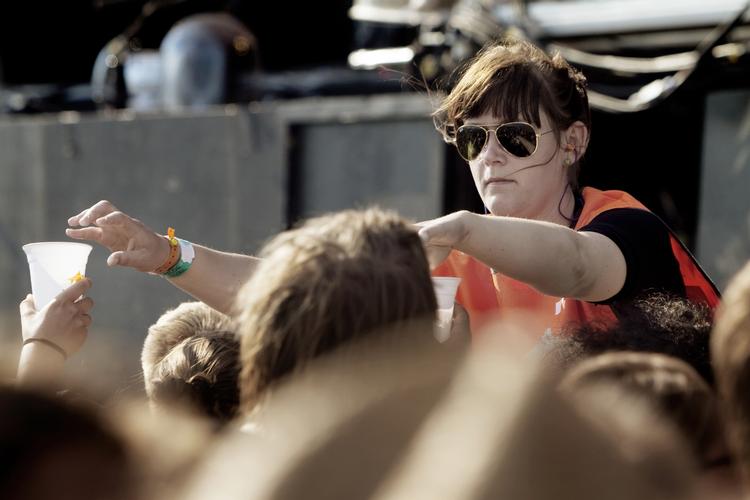 Hjælp. Det er svært at få frivillige til at lægge 32 arbejdstimer til gengæld for en festivalbillet, oplever foreninger og klubber på Roskilde Festival (arkivfoto) 