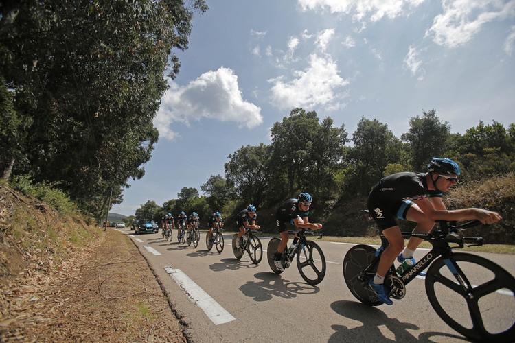 forskydninger. Team Sky træner holdkørsel under opholdet på Korsika. Holdet er blandt favoritterne til at erobre den gule førertrøje efter dagens etape. 