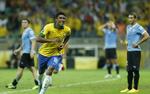 skifte. Paulinho jubler over sin scoring for Brasilien i semifinalen ved Confederations Cup mod Uruguay. 