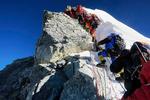 Toppen. For 60 år siden lykkedes det første gang at bestige Mount Everest. I dag er der nærmest kø til bjergets top, men i 1996 gik det grueligt galt for en ekspedition. Rædslerne er beskrevet i bogen 'Op i det blå'. 