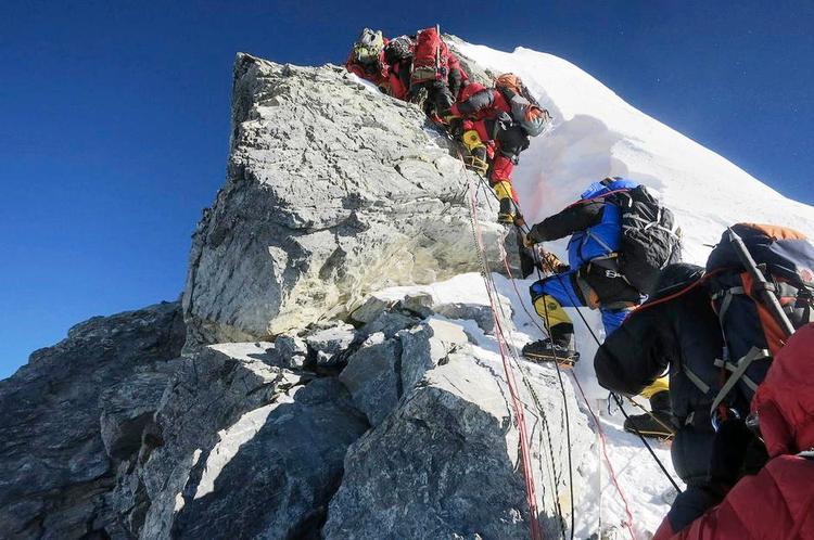 Toppen. For 60 år siden lykkedes det første gang at bestige Mount Everest. I dag er der nærmest kø til bjergets top, men i 1996 gik det grueligt galt for en ekspedition. Rædslerne er beskrevet i bogen 'Op i det blå'. 
