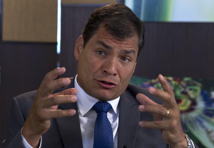 FEJLTRIN. Konsulen, der gav Edward Snowden rejsepapirer, vil blive straffet, siger præsident Rafael Correa. 