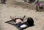 Ferie. Mange slapper helt af i sommerferien, men en undersøgelse blandt djøfs medlemmer viser, at hver anden også bruger ferien til at arbejde. (arkiv) 