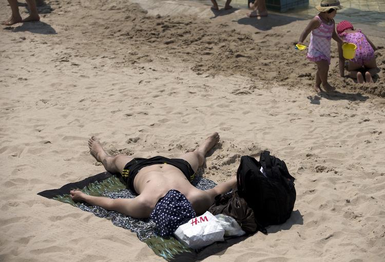 Ferie. Mange slapper helt af i sommerferien, men en undersøgelse blandt djøfs medlemmer viser, at hver anden også bruger ferien til at arbejde. (arkiv) 