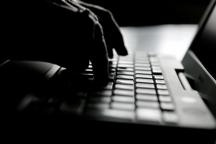 FORSIGTIG. Pas på, når du surfer rundt på nettet. Din identitet er guld værd for hackerne. 