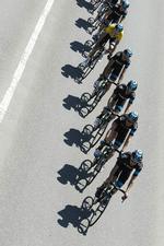 superholdet. Der er kommet grus i den ellers så velsmurte Team Sky-maskine inden det vigtige holdløb i Touren i dag. 