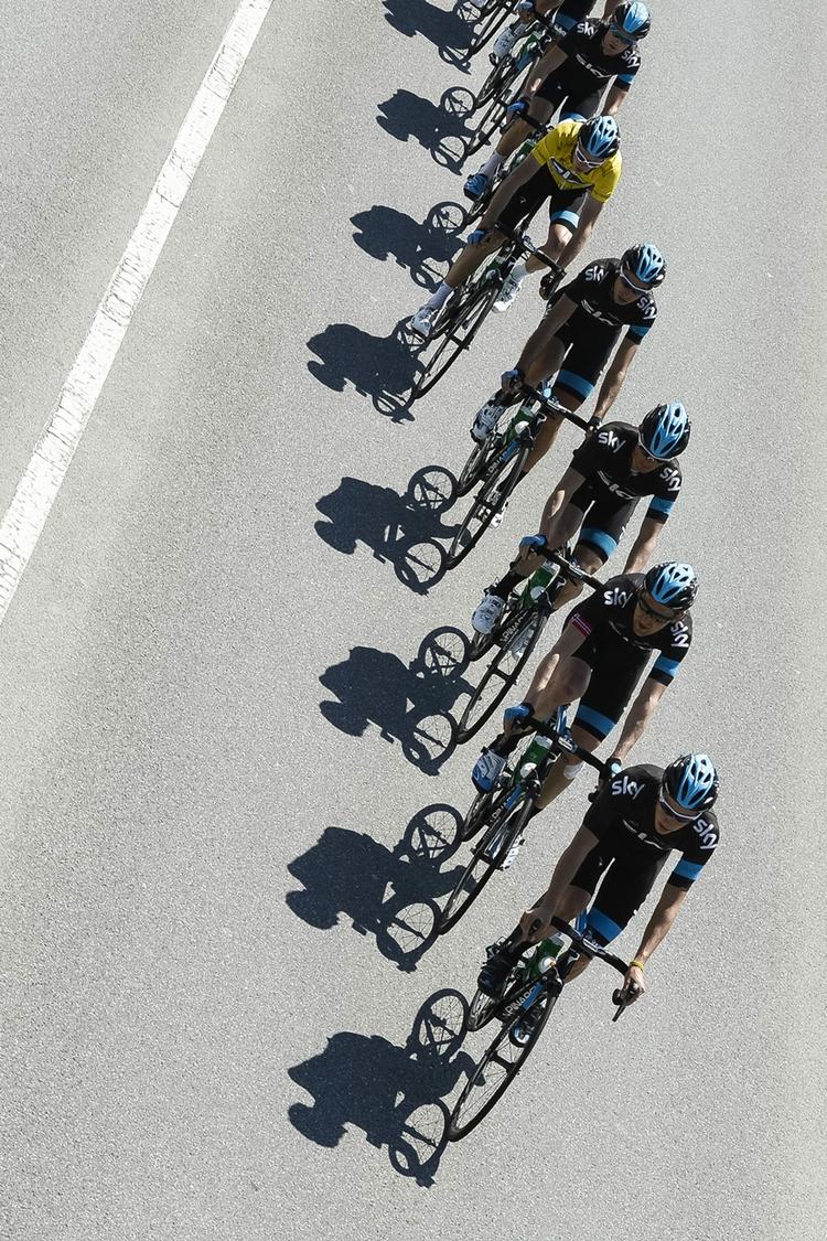 superholdet. Der er kommet grus i den ellers så velsmurte Team Sky-maskine inden det vigtige holdløb i Touren i dag. 