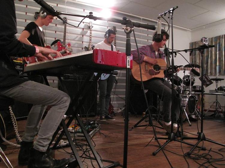 Intimt. Frontmand Jonathan Schultz er i Roskilde med et fire mand stort backingband. 