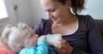 Flaskebarn. Laura Holm Andersen (23 år) er mor til Tristan på 7 måneder. I dag er hun glad for at kunne give Tristan flaske, men det var en lang og frustrerende kamp at komme dertil. 