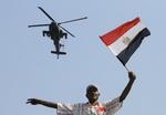 Oprør. Egyptens præsident, Mohamed Morsi, kæmper for sin magt og mødes for anden gang med forsvarschef. Også i dag markede hæren sin magt og støtte til demonstranterne ved at flyve over det centrale Kairo. 