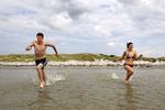 VEJRUDSIGT. En hedebølge, hvor man ikke har lyst til andet end at hoppe i havet, er der ikke tegn på, siger DMI. 