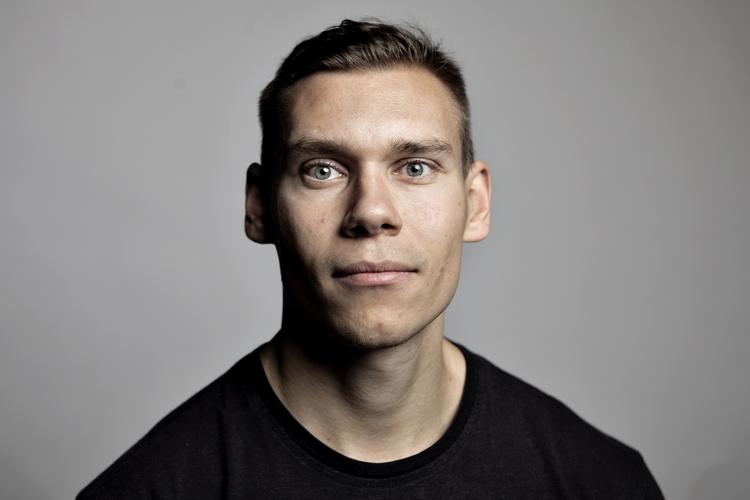 GENIAL? Lasse Marker brugte bestod et fag på humaniora, selv om han ikke havde deltaget i undervisningen og kun havde brugt en weekend på at forberede sig. Han mener, det er fordi, Det Humanistiske Fakultet ikke har råd til at dumpe ham. 