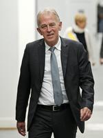 SAMMENBIDT. Udenrigsminister Villy Søvndal (SF) er ikke lige så åbenmundet omkring sin holdning til  wistlebloweren Edward Snowden, som han var omkring Frank Grevil, der i 2005 lækkede hemmelige dokumenter om optakten til Irakkrigen. 