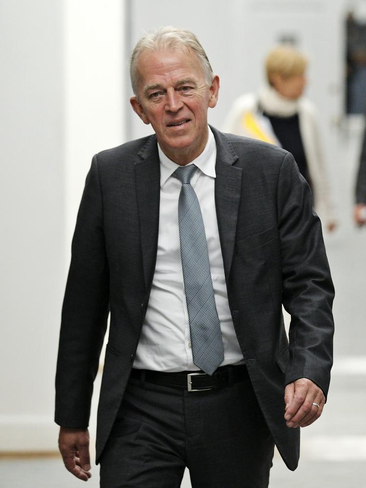 SAMMENBIDT. Udenrigsminister Villy Søvndal (SF) er ikke lige så åbenmundet omkring sin holdning til  wistlebloweren Edward Snowden, som han var omkring Frank Grevil, der i 2005 lækkede hemmelige dokumenter om optakten til Irakkrigen. 