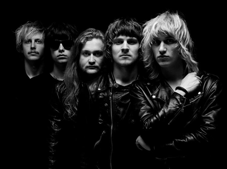 Energisk. Go Go Berlin var bedst på singlen 'Raise Your Head'. Men meget af koncerten var præget af 70-'er-rockbanaliteter. 