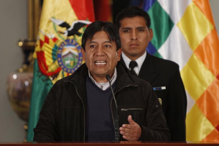 Luftrum. På et pressemøde i La Paz i går sagde Bolivias udenrigsminister, David Choquehuanca, at Frankrig og Portugal havde lukket deres luftrum for et fly, der transporterede landets prædident Evo Morales hjem fra Moskva. 