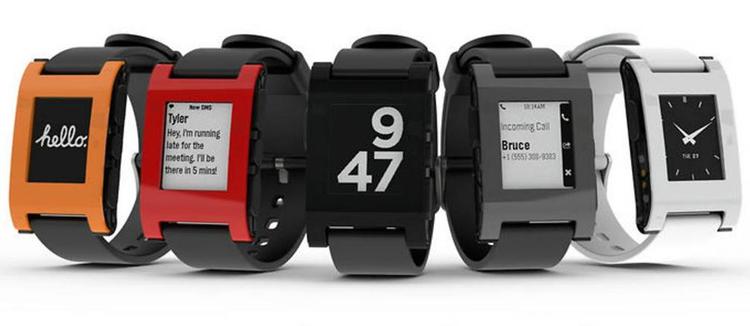FORSPRING. Smart-uret Pebble er allerede en salgssucces på nettet og nu kommer det også ud i rigtige, fysiske butikker i USA. Dermed har uret et forspring foran Apples iWatch, der forventes lanceret senere på året. (Foto: Pebble) 