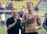 Profil. Brøndbys Simon Makienok Christoffersen fik nettet 14 gange i den netop afrundede sæson. Her fejrer han Superliga-overlevelsen med de mange tilrejsende Brøndby-fans i Horsens. 