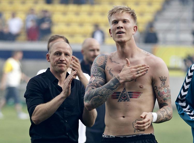 Profil. Brøndbys Simon Makienok Christoffersen fik nettet 14 gange i den netop afrundede sæson. Her fejrer han Superliga-overlevelsen med de mange tilrejsende Brøndby-fans i Horsens. 