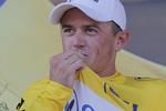 gult. En pavestolt Simon Gerrans fra Australien kysser den førertrøje, han skal forsvare på dagens etape. 