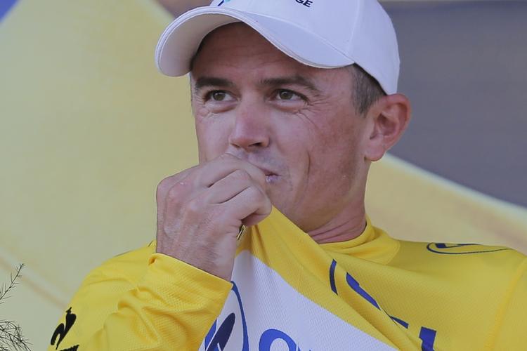 gult. En pavestolt Simon Gerrans fra Australien kysser den førertrøje, han skal forsvare på dagens etape. 