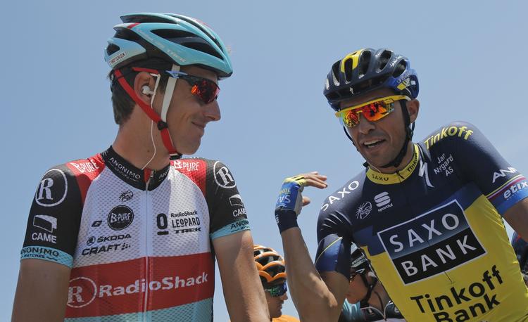 stærkt. Mandskabet omkring Alberto Contador (th) klarede sig bedst, lyder vurderingen efter holdløbet. Her taler spanieren med Andy Schleck. 
