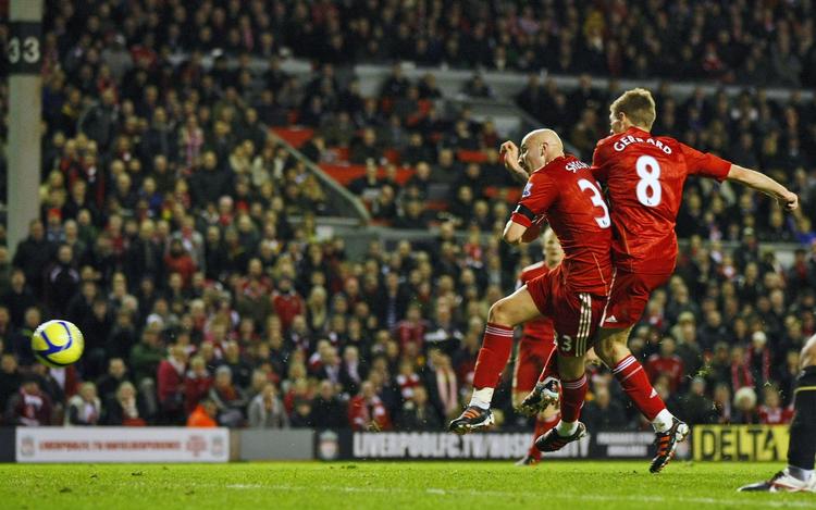 transferemne. Jonjo Shelvey (tv) scorer for Liverpool i FA Cup-kampen mod Oldham sidste år. 