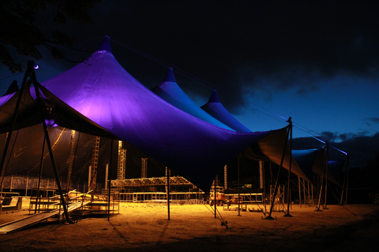 NORDLYS. Avancerede lysinstallationer skal give gæsterne på årets Roskilde Festival en visuel oplevelse, som ellers er forbeholdt folk på mere nordlige egne. 